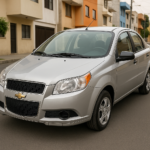 Chevrolet Aveo 2012 plateado estacionado en calle urbana de México